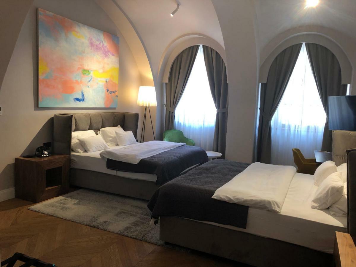 Boutique Hotel Tvrda 오시예크 외부 사진